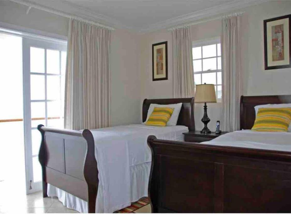 Bianca Bay Villa Saint James Bagian luar foto